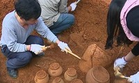 Theo China News, người dân huyện Trung Sơn, thành phố Hạ Châu, tỉnh Quảng Tây, Trung Quốc, trong khi đào móng làm nhà đã phát hiện một ngôi mộ cổ cuối thời Đông Hán có lịch sử lên tới 2.000 năm. 
