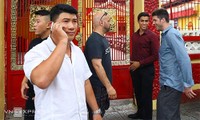 Pierre Francois Flores (áo đen) đến đình Nam Chơn đòi gặp chưởng môn Nam Huỳnh Đạo trưa 19/7. Ảnh: Kỳ Lân.