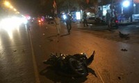 Mảnh vỡ xe máy, dép... của nạn nhân văng tung tóe trên đường (ảnh CTV)