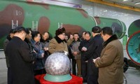 Nhà lãnh đạo Triều Tiên Kim Jong-un bên cạnh một thiết bị hạt nhân. Ảnh: Reuters.