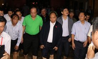 Thủ tướng Nguyễn Xuân Phúc lội nước thăm hỏi, động viên người dân phố cổ Hội An.
