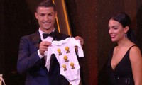 Georgina bước lên sân khấu và tặng chiếc áo đặc biệt cho Ronaldo. Ảnh: Marca