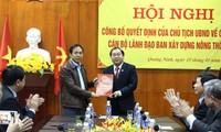 Phó Chủ tịch Thường trực UBND tỉnh Đặng Huy Hậu trao quyết định giữ chức Phó Ban xây dựng NTM cho đồng chí Đặng Bá Bắc