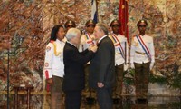 Tổng Bí thư Nguyễn Phú Trọng trao Huân chương Sao vàng tặng đồng chí Raul Castro Ruz - Ảnh: TTXVN