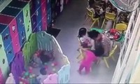 Cô giáo tát bé gái ngã xuống đất. (Ảnh cắt từ clip)