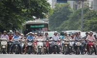Xe máy hiện vẫn là phương tiện giao thông chủ yếu của người Hà Nội.