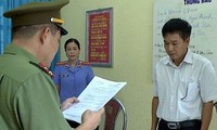 Phó giám đốc Sở GD-ĐT Sơn La Trần Xuân Yến bị khai trừ khỏi Đảng do liên quan đến vụ gian lận thi cử gây chấn động dư luận cả nước.