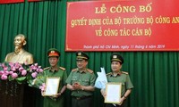 Thượng tướng Nguyễn Văn Thành trao quyết định và chúc mừng Đại tá Nguyễn Sỹ Quang và Đại tá Dương Văn Phóng