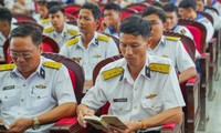 Sách quý đến tay cán bộ, chiến sĩ Vùng 5 Hải quân - Phú Quốc 