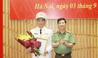 Thứ trưởng Nguyễn Văn Sơn trao quyết định và chúc mừng Thiếu tướng Nguyễn Khắc Thủy, tân Cục trưởng Cục Y tế.