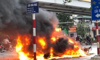 Xe Mercedes GLC 250 bốc cháy dữ dội sau khi đâm xe máy tại giao lộ