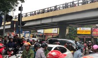 Giao thông Hà Nội tắc nghẽn sau vụ xe Mercedes cháy rụi