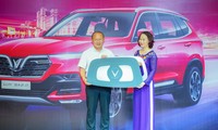 HLV Park Hang-seo nhận chìa khóa tượng trưng chiếc xe VinFast Lux SA2.0 từ bà Hoàng Bạch Dương – Giám đốc chi nhánh TP.HCM Tập đoàn Vingroup