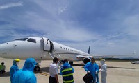 Gần 12h trưa 24/5/2020, các chuyên gia nước ngoài đã hạ cánh an toàn tại sân bay Đà Nẵng. Tất cả đều mặc đồ bảo hộ để phòng chống dịch