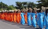 Phần trình diễn áo dài của các hội viên hội phụ nữ. 