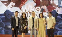 Ông Mai Thanh Việt - Đại diện NutiFood (đứng giữa) cùng ban giám khảo trong Đêm Chung Kết cuộc thi Marketing Arena 2020