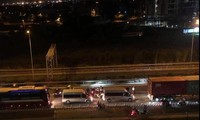 Ô tô, xe tải nối hàng dài trên cao tốc TP HCM - Long Thành - Dầu Giây (Hình ảnh cắt từ clip do người dân quay lại).