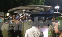 Tài xế cố thủ trong ô tô không giấy tờ, gắn logo báo chí