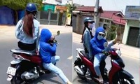 ‘Cô gái’ đi xe máy diễn xiếc trên đường bị công an triệu tập