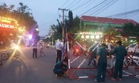 Lực lượng chức năng gỡ rào phong toả