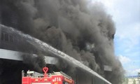 Nhà xưởng rộng hàng nghìn m2 bốc cháy dữ dội kèm tiếng nổ lớn
