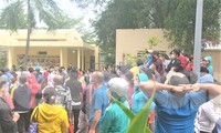 Công nhân đi làm bảo hiểm thất nghiệp đông như hội ở Bình Dương