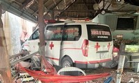 Xe cứu thương lao vào quán cà phê sau va chạm với xe máy