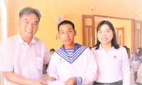 Đoàn Thanh niên Bình Dương thăm, tặng quà chiến sĩ trẻ làm nhiệm vụ ở Cam Ranh