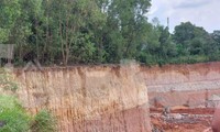 Bình Dương: Khu đất rộng bị đào bới sâu 20m gây sạt lở, đe dọa nhà dân