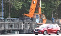 Xe container lật nhào giữa vòng xoay khiến người đi đường hoảng hồn