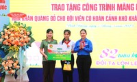 Trao giải thưởng Kim Đồng, tặng nhà khăn quàng đỏ cho thiếu nhi Bình Dương