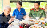 Đoàn viên thanh niên công an Bình Phước thăm mẹ Việt Nam Anh hùng