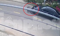 Video ô tô du lịch kéo lê chiếc xe máy trên đường sau va chạm