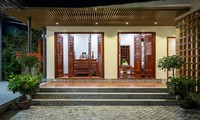 Ngôi nhà sử dụng hệ mái xéo và cửa bức bàn đặc biệt 