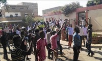 Người dân Sudan biểu tình phản đối Chính phủ do điều kiện sống ngày càng xấu đi và các khó khăn về kinh tế liên tục gia tăng, tại thành phố Omdurman ngày 15/9/2018. Ảnh: AFP/TTXVN