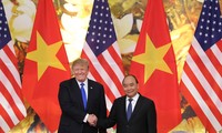 Tổng thống Donald Trump gặp Thủ tướng Nguyễn Xuân Phúc tại Văn phòng Chính phủ. Ảnh: Như Ý