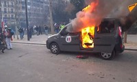 Một chiếc xa hơi bốc cháy trong một cuộc biểu tình tại Paris. Ảnh: Sputnik