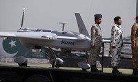 Các binh sĩ Pakistan bên cạnh một chiếc máy bay không người lái