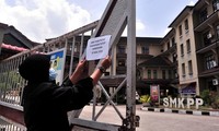 Một trường học ở Pasir Gudang thông báo đóng cửa sau khi nhiều học sinh bị ngộ độc bởi con sông gần đó - Ảnh: Malay Mail