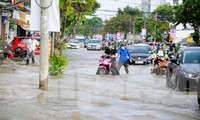 Đường phố Cần Thơ &apos;thành sông&apos;, người dân lội nước đi làm