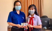 Đội viên TP Cao Lãnh đập heo đất ủng hộ Quỹ vắc-xin phòng dịch