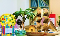 Độc đáo tranh và sản phẩm tái chế đem sức sống mới cho khu cách ly