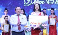 Nguyễn Thị Thu Ngân đăng quang Hoa khôi