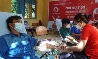 Người dân tham gia hiến máu