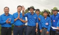 Anh Bùi Quang Huy thăm sinh viên tình nguyện