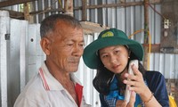 Chiến sĩ tình nguyện cài đặt VNeID cho đồng bào Khmer