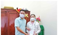 Em Lê Đỗ Anh Thư trao tiền ủng hộ cho đại diện Ủy ban MTTQ Việt Nam tỉnh Sóc Trăng