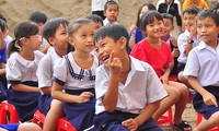 &apos;Chuyến xe ước mơ&apos; mang yêu thương đến với học sinh vùng sâu