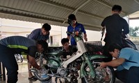 Đoàn viên thanh niên &apos;xứ Dừa&apos; rửa xe gây quỹ ủng hộ đồng bào miền Trung