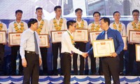 Anh Lê Quốc Phong, Bí thư thứ nhất Trung ương Đoàn, Chủ tịch Hội LHTN Việt Nam trao giải thưởng cho những người thợ trẻ giỏi